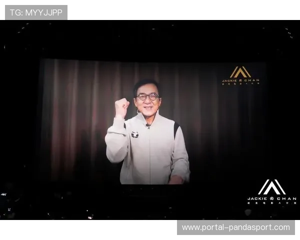 成龙现身自由人主场,大屏幕向观众展示欢迎信息 成龙现身自由人主场,大屏幕向观众展示欢迎信息